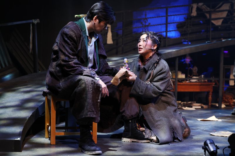 [서울=뉴시스] 박진희 기자 = 뮤지컬 '시지프스' 출연 배우들이 15일 서울 종로구 YES24 스테이지에서 주요 장면을 시연하고 있다. 2025.12.15. pak7130@newsis.com