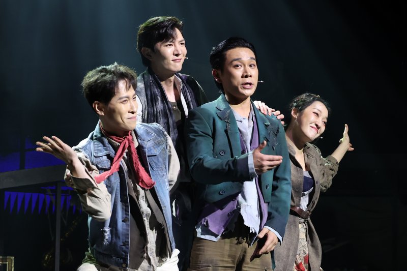 [서울=뉴시스] 박진희 기자 = 뮤지컬 '시지프스' 출연 배우들이 15일 서울 종로구 YES24 스테이지에서 주요 장면을 시연하고 있다. 2025.12.15. pak7130@newsis.com