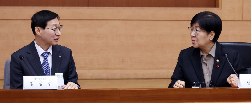 [서울=뉴시스] 추상철 기자 = 정은경 보건복지부 장관이 15일 오후 서울 종로구 정부서울청사에서 열린 제7차 국민연금기금운용위원회에서 김성주 국민연금공단 이사장과 대화하고 있다. 2025.12.15. scchoo@newsis.com