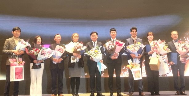 15일 전주 더 메이호텔에서 열린 '2025 전북특별자치도체육상 시상식'에서 수상자들이 기념사진을 촬영하고 있다.(전북체육회 제공, 재판매 및 DB 금지)/뉴스1