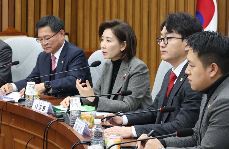 [서울=뉴시스] 조성봉 기자 = 나경원 국민의힘 지방선거총괄기획단위원장이 15일 오후 서울 여의도 국회에서 열린 지방선거총괄기획단 -전국청년지방의원협의회 연석회의에서 발언을 하고 있다. 2025.12.15. suncho21@newsis.com