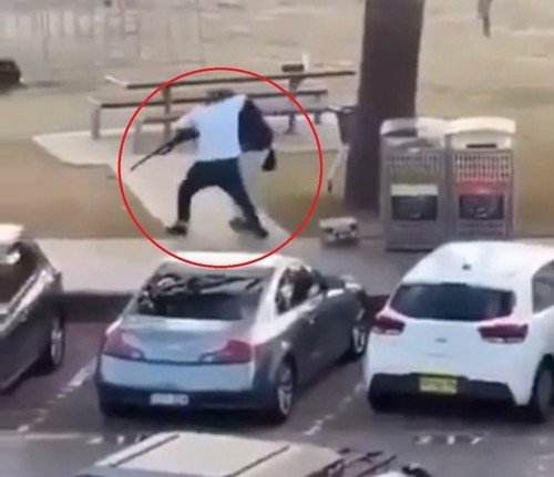 총격범 제압하는 아흐메드 알 아흐메드 (출처=연합뉴스)