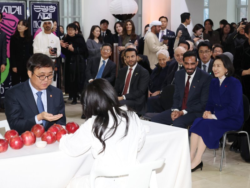 [서울=뉴시스] 최동준 기자 = 김혜경 여사가 15일 서울 중구 서울시립미술관에서 열린 한-UAE 공동기획 전시 '근접한 세계' 개막식에서 최휘영 문화체육관광부 장관이 참여한 퍼포먼스를 관람하고 있다. (대통령실통신사진기자단) 2025.12.15. photocdj@newsis.com