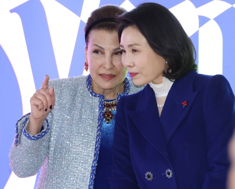 [서울=뉴시스] 최동준 기자 = 김혜경 여사가 15일 서울 중구 서울시립미술관에서 열린 한-UAE 공동기획 전시 '근접한 세계' 개막식에 참석해 후다 알카미스-카누 아부다비 음악예술재단(ADMAF) 이사장과 대화하고 있다. (대통령실통신사진기자단) 2025.12.15. photocdj@newsis.com