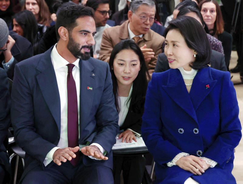 [서울=뉴시스] 최동준 기자 = 김혜경 여사가 15일 서울 중구 서울시립미술관에서 열린 한-UAE 공동기획 전시 '근접한 세계' 개막식에 참석해 살렘 빈 칼리드 알 카시미 UAE 문화부장관과 대화하고 있다. (대통령실통신사진기자단) 2025.12.15. photocdj@newsis.com