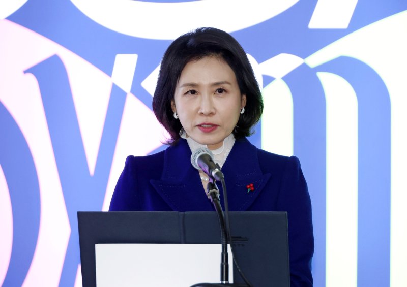 [서울=뉴시스] 최동준 기자 = 김혜경 여사가 15일 서울 중구 서울시립미술관에서 열린 한-UAE 공동기획 전시 '근접한 세계' 개막식에서 인사말을 하고 있다. (대통령실통신사진기자단) 2025.12.15. photocdj@newsis.com