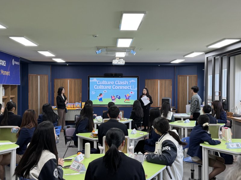 [거제=뉴시스] 신정철 기자= 경남 거제시의 자매도시인 일본 야메시의 미사키중학교 학생교류단이 지난 11일부터 13일까지 2박 3일간의 일정으로 거제시를 방문, 청소년 교류 및 체험 일정을 진행했다고 15일 밝혔다.사진은 지난 12일, 장목예술중학교에서 한·일 청소년 교류활동이 진행되고 있다. (사진=거제시 제공).2025.12.15. photo@newsis.com *재판매 및 DB 금지