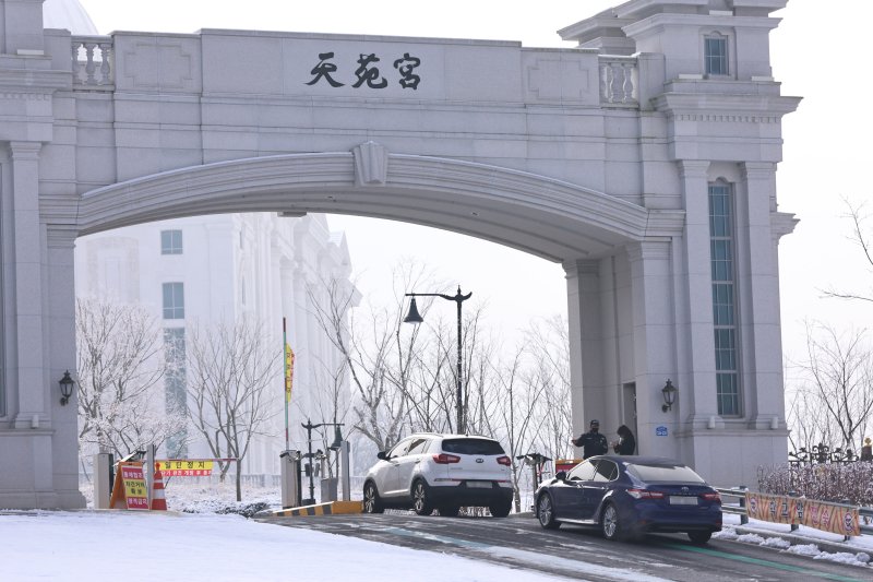 경찰이 세계평화통일가정연합(통일교)의 정치권 불법 지원 의혹에 대해 전방위적인 압수수색에 나선 15일 경기도 가평 통일교 천정궁 출입구에서 보안요원들이 차량 출입을 통제하고 있다. 경찰청 국가수사본부 특별전담수사팀은 이날 오전 9시부터 경기 가평 통일교 '천정궁' 등 10개 장소에 대한 압수수색을 진행하고 있다고 밝혔다. 2025.12.15/뉴스1 ⓒ News1 구윤성 기자