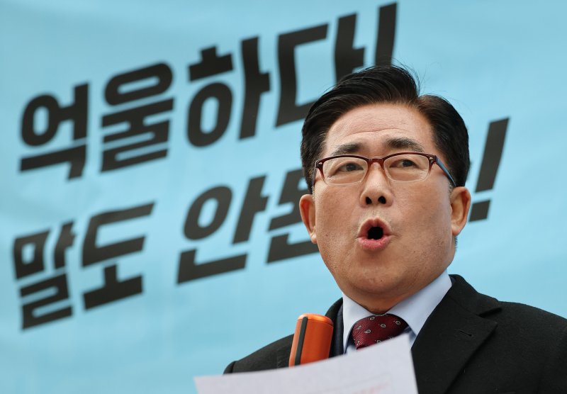 세계평화통일가정연합(통일교) 금품 수수 의혹을 받고 있는 김규환 전 미래통합당 의원이 15일 서울 서대문구 경찰청 국가수사본부 앞에서 열린 기자회견에서 결백을 주장하고 있다. 경찰청 특별전담수사팀은 이날 전재수 전 해양수산부 장관 사무실, 윤영호 전 통일교 세계본부장이 수용된 서울구치소 등을 압수수색하며 통일교 금품 수수 의혹과 관련한 첫 강제수사에 나섰다. 2025.12.15/뉴스1 ⓒ News1 오대일 기자