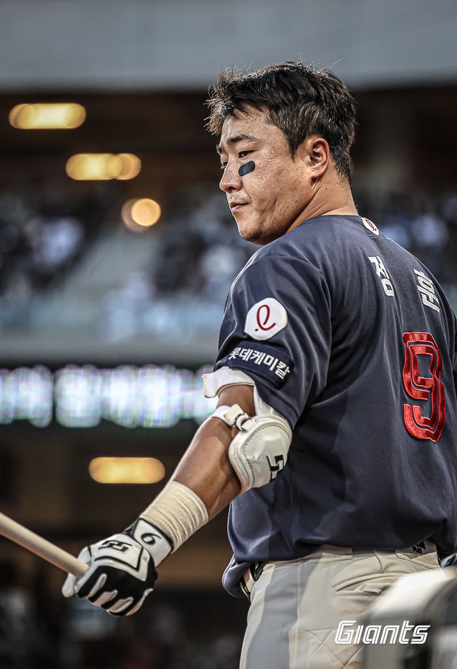 다시 못 볼 그 호쾌한 풀스윙... '거인 군단의 맏형' 정훈, 박수 칠 때 떠난다