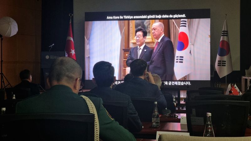 15일 고려대 국제관에서 열린 '튀르키예-한국 전략적 동반자 관계와 그 너머' 행사에서 지난달 이재명 대통령의 튀르키예 방문 영상을 참가자들이 보고 있다. 관련 영상은 튀르키예 대통령실 직속 커뮤니케이션국(공보국)이 준비했다. 사진=이석우기자