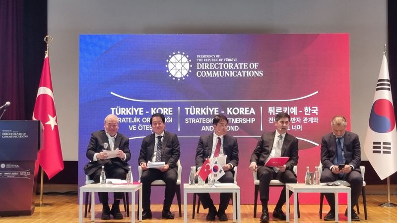 튀르키예 참전 75주년을 맞아 15일 서울 고려대 국제관에서 열린 ‘한ㆍ튀르키예 대화’ 행사의 학술 회의에서 참석자들이 토론을 하고 있다. 왼쪽부터 김병기 고려대 국제대학원 국제정책포럼 이사장, 남성욱 숙명여대 석좌교수, 홍현익 전 국립외교원장, 무라트 예실타쉬 앙카라 사회과학대 교수 겸 정치경제사회연구재단(SETA) 외교정책연구실장, 카디르 위스튠 SETA 워싱턴DC 소장. 사진=이석우기자