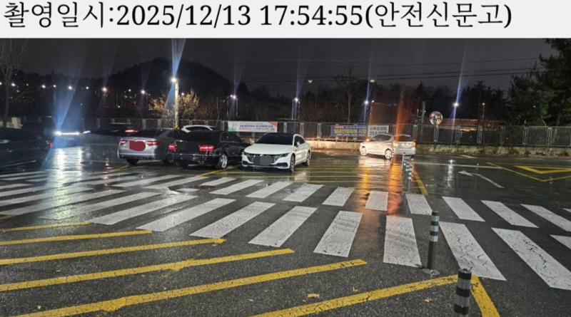 신박한 주차 빌런.. 나란히 교차로 가로막은 차량 3대