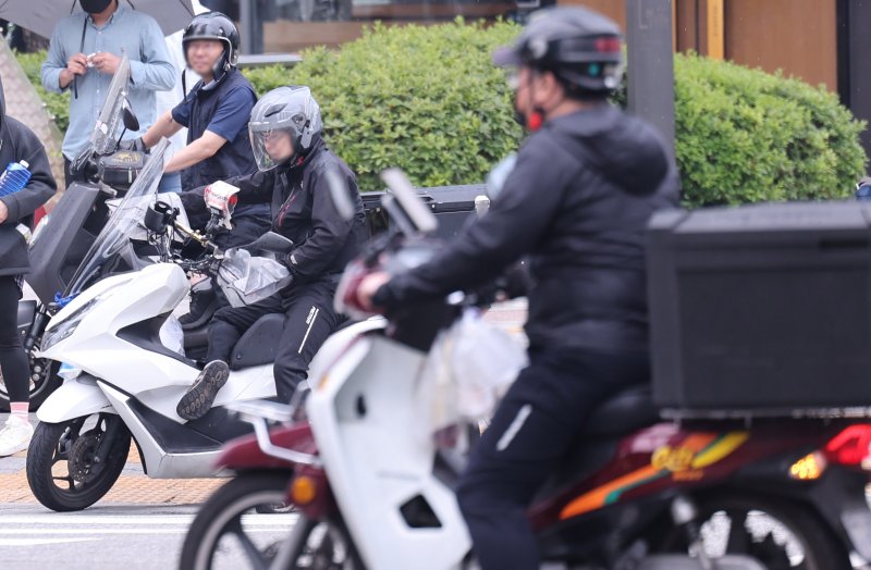 2일 서울의 한 식당가에서 배달 노동자들이 분주하게 움적이고 있다. 2025.6.2/뉴스1 ⓒ News1 박지혜 기자