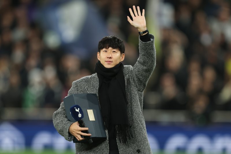 [런던=AP/뉴시스] 미국 메이저리그사커(MLS) LA FC의 손흥민이 9일(현지 시간) 영국 런던의 토트넘 홋스퍼 스타디움에서 열린 2025-26 유럽축구연맹(UEFA) 챔피언스리그(UCL) 리그 페이즈 6차전 토트넘 홋스퍼와 슬라비아 프라하(체코)의 경기에 앞서 팬들에게 인사하고 있다. 2025.12.10.