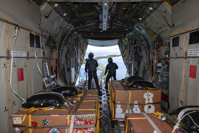 공군이 지난 7일부터 14일까지 괌 앤더슨 공군기지에서 미 태평양 공군사령부가 주관하는 인도적 지원 작전인 크리스마스 공수작전에 참가했다고 16일 밝혔다. 지난 9일 한국 공군 장병들이 미크로네시아 도서지역에 번들을 투하하고 있다. 공군 제공