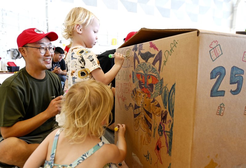 공군이 지난 7일부터 14일까지 괌 앤더슨 공군기지에서 미 태평양 공군사령부가 주관하는 인도적 지원 작전인 크리스마스 공수작전에 참가했다고 16일 밝혔다. 지난 6일 크리스마스 공수작전에 참가한 한측 요원들이 앤더슨 공군기지에서 진행된 '번들 빌드' 행사에서 투하 번들에 그림을 그리고 있다. 공군 제공