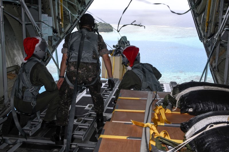 공군이 지난 7일부터 14일까지 괌 앤더슨 공군기지에서 미 태평양 공군사령부가 주관하는 인도적 지원 작전인 크리스마스 공수작전에 참가했다고 16일 밝혔다. 지난 9일 한국 공군 장병들이 미크로네시아 도서지역에 번들을 투하하고 있다. 공군 제공