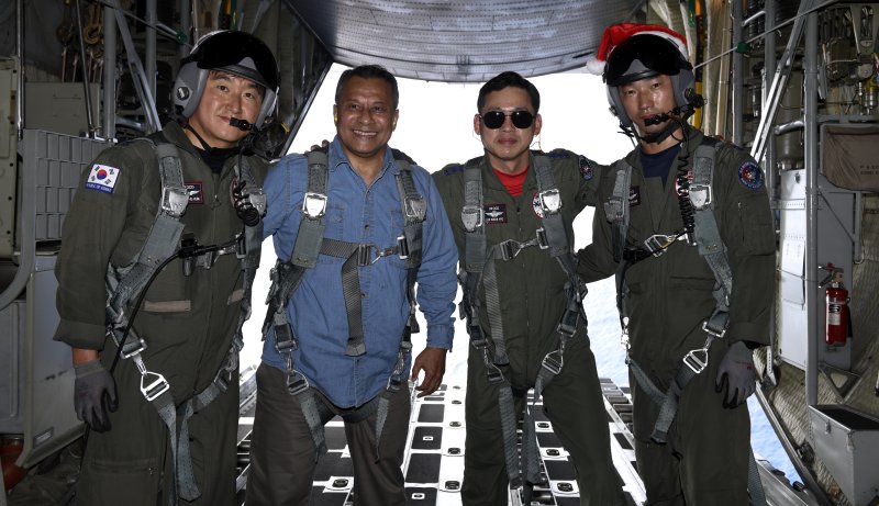 공군이 지난 7일부터 14일까지 괌 앤더슨 공군기지에서 미 태평양 공군사령부가 주관하는 인도적 지원 작전인 크리스마스 공수작전에 참가했다고 16일 밝혔다. 지난 12일 아렌 팔릭 미크로네시아 부통령이 우리 C-130H에 탑승해 번들을 투하한 뒤 기념 촬영하고 있다. 공군 제공