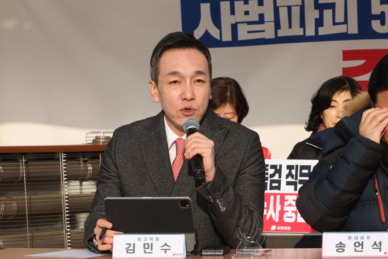 김민수 국민의힘 최고위원이 15일 서울 여의도 국회 본관 앞에 마련된 천막 농성장에서 열린 최고위원회의에서 발언하고 있다. 사진=박범준 기자