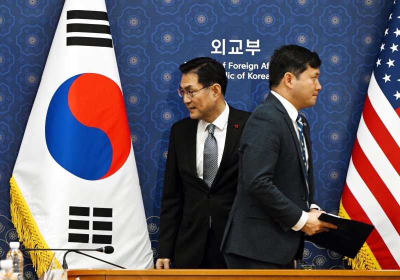 정연두 외교전략정보본부장(왼쪽)과 케빈 김 주한미국대사대리가 16일 서울 종로구 외교부 청사에서 열린 한미 정상회담 조인트 팩트시트(공동설명자료) 후속 협의에서 기념 촬영 후 자리로 향하고 있다. 연합뉴스