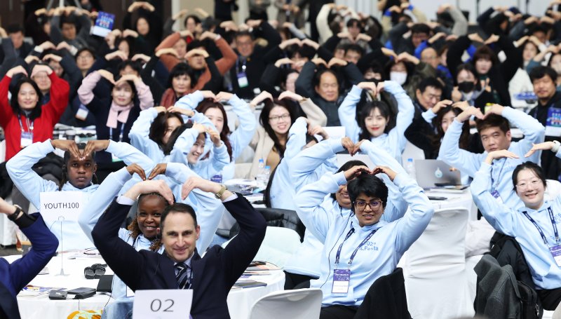 지난 16일 오전 경기 고양시 킨텍스(KINTEX)에서 열린 2025 국제노동페스타 개막식에서 세계 각국에서 모인 '유스100' 국제 청년단 참석자들이 손으로 하트를 그리며 기념촬영을 하고 있다. 뉴스1