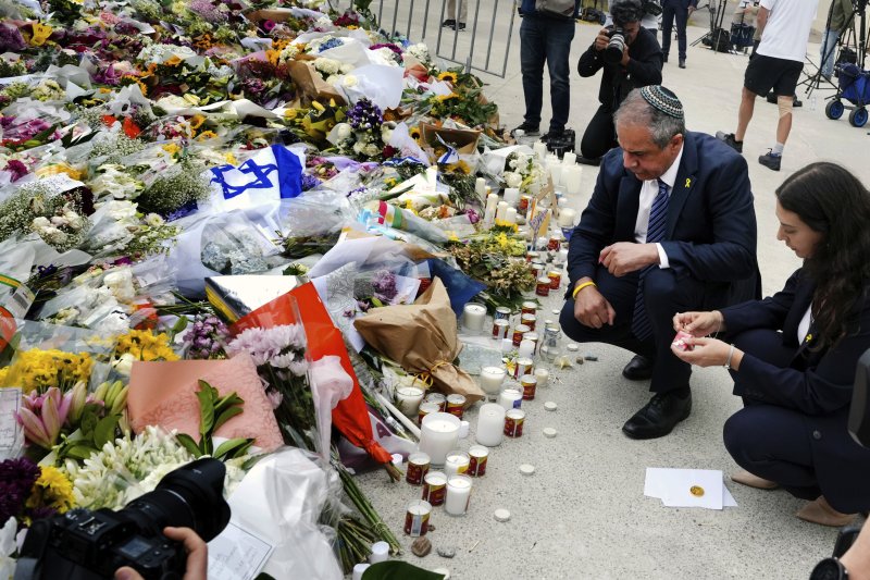 아미르 마이몬 주호주 이스라엘 대사가 16일 호주 시드니 본다이 비치의 본다이 파빌리온에 마련된 총기 난사 희생자 추모소에서 헌화 후 참배하고 있다.AP뉴시스