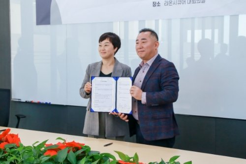 라온시큐어 이정아 대표이사(왼쪽), ㈜이터널 김영국 대표이사(오른쪽)가 지난 12일 ‘생체인증 플랫폼 협력을 위한 MOU’ 체결 기념 촬영을 하고 있다.(사진 제공: 이터널)