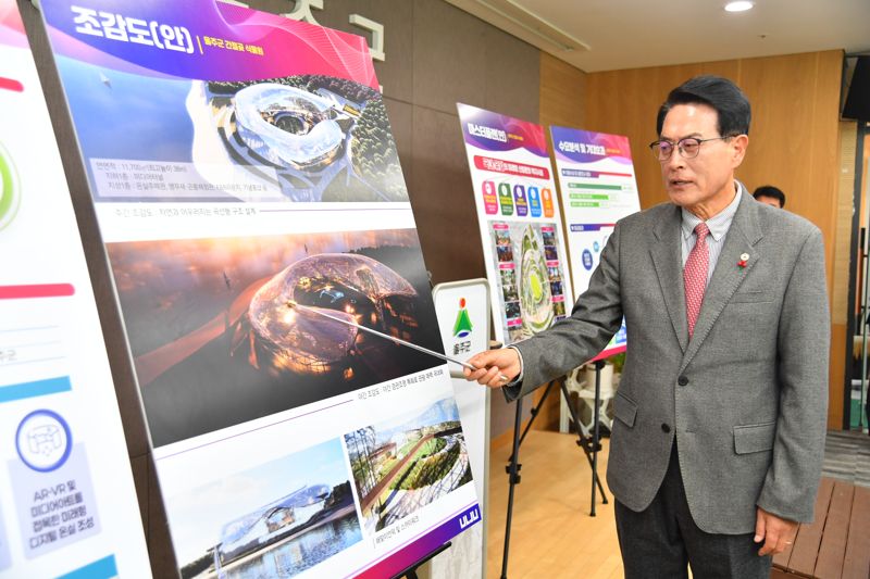 이순걸 울주군수가 16일 울주군청 프레스센터에서 간절곶 식물원 건립과 관련해 언론 브리핑을 하고 있다. 울주군 제공