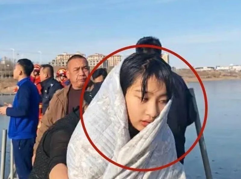 얼음호수에 빠진 4살 아이 구하러 나선 13세 소녀