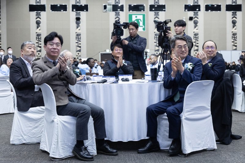 지난 16일 오전 경기도 고양시 킨텍스에서 열린 2025 국제노동페스타에서 김영훈 고용노동부 장관(앞줄 왼쪽)과 김동연 경기도지사(앞줄 오른쪽) 등 참석 내빈들이 박수치고 있다. 연합뉴스