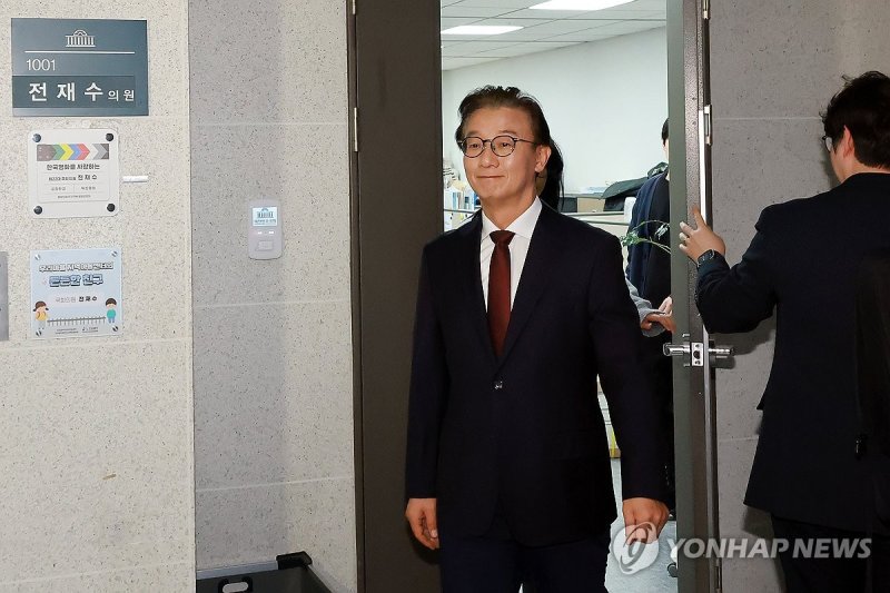 의원회관 사무실서 나오는 전재수 전 장관 (출처=연합뉴스)