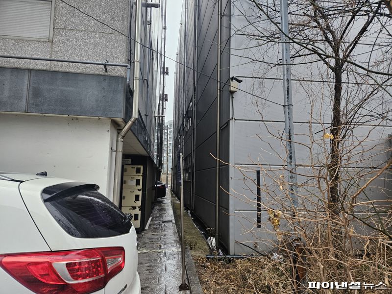 양평동 데이터센터 예정 구역(오른쪽)과 연립주택(왼쪽) 사이 폭은 1m 남짓이다. 사진=최가영 기자