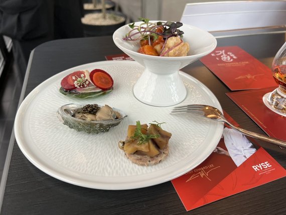 16일 서울 마포구 라이즈호텔에서 열린 '기원 레드 페퍼 캐스크' 공개 행사에서 에드워드 리 셰프가 위스키와 페어링해 선보인 핑거 푸드. 사진= 박경호 기자