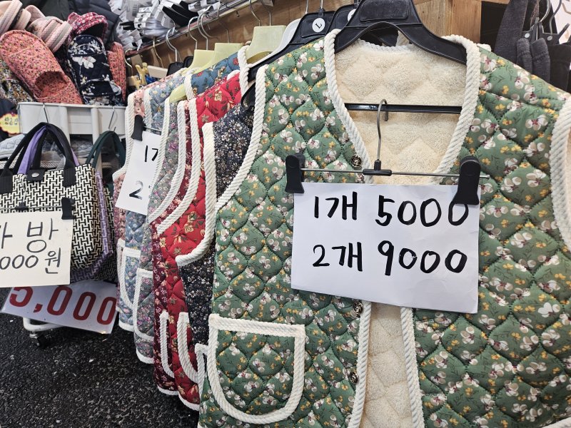 16일 오전 서울 중구 남대문시장의 한 가게 매대에 색색의 김장조끼가 걸려있는 모습. 2025.12.16/ⓒ 뉴스1 유채연 기자