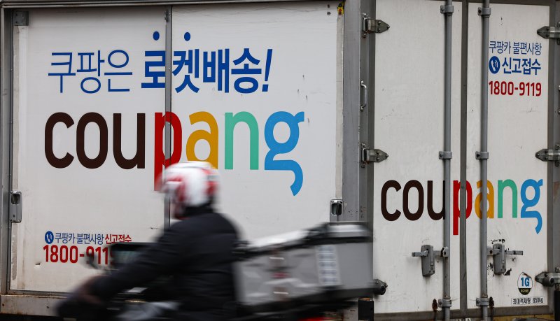 국회 과학기술정보방송통신위원회는 오는 17일 쿠팡 개인정보 유출 사태에 대한 청문회를 진행한다. 사진은 16일 서울 시내 한 쿠팡물류센터에 정차된 배송차량. 2025.12.16/뉴스1 ⓒ News1 김도우 기자