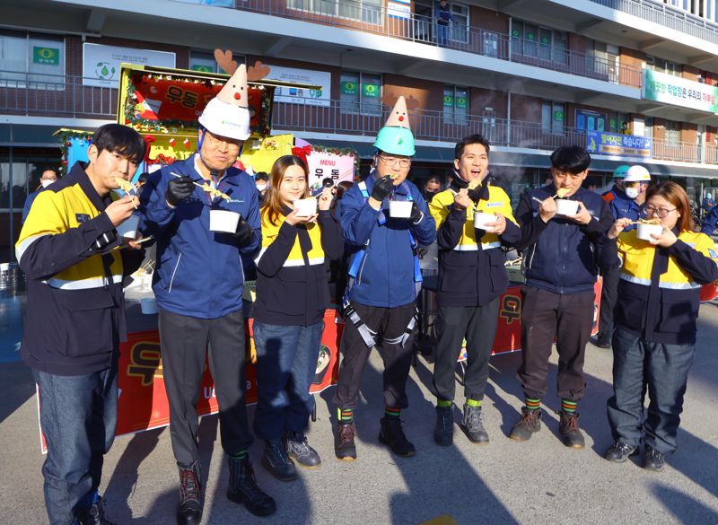 HD현대중공업 '우동 드쎄오' 운영 첫날인 지난 15일 HD현대중공업 이상균 부회장과 주원호 사장이 직원들과 함께 우동을 먹으며 추위를 녹이고 있다. HD현대중공업 제공