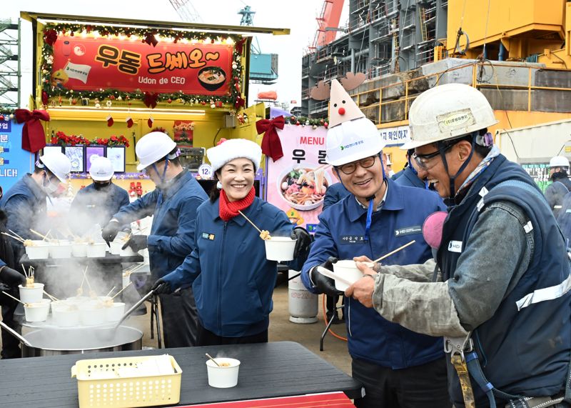 HD현대중공업 간식차 '우동 드쎄오' 운영. 16일 HD현대중공업 금석호 사장이 ‘찾아가는 우동 드쎄오’에서 직원들에게 따뜻한 우동을 나눠주고 있다. HD현대중공업 제공