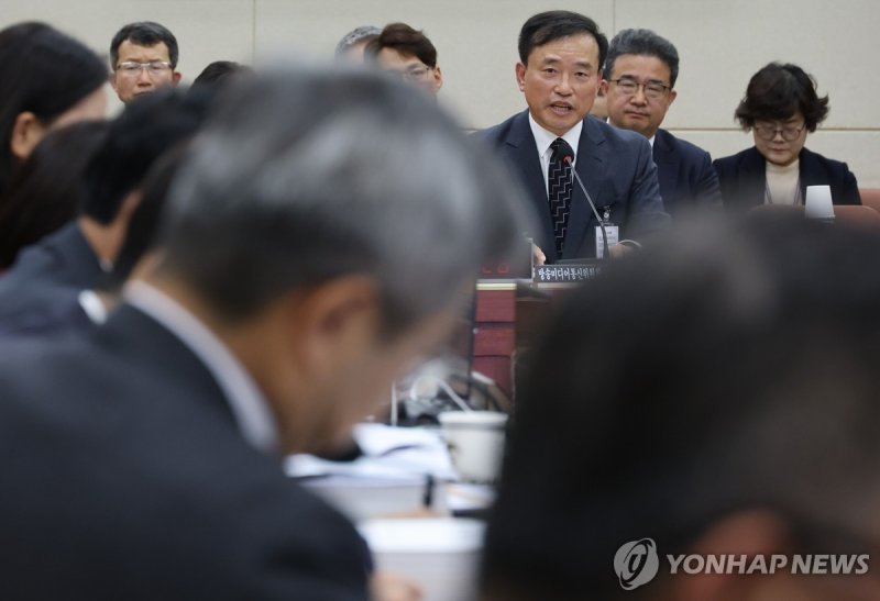 의원 질의에 답하는 김종철 방미통위원장 후보자 (출처=연합뉴스)