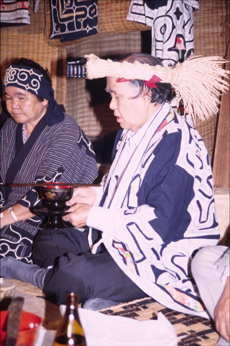 지난 1997년 일본 오사카 국립민족학박물관에서 개최됐던 아이누의 웅제(熊祭) '이요만테'에 제주 역할로 참가한 아이누 출신 참의원 카야노 시게루(1926~2006).