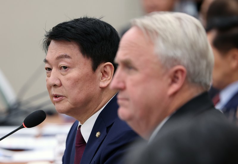 [서울=뉴시스] 김명년 기자 = 안철수 국민의힘 의원이 28일 서울 여의도 국회 외교통일위원회에서 열린 외교부-통일부 등에 대한 국정감사에서 조현 외교부 장관에게 질의하고 있다. 2025.10.28. kmn@newsis.com