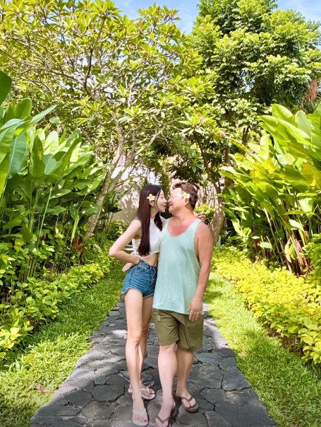 윤정수♥원진서, 달달 입맞춤 포즈…발리 신혼여행 사진 공개 