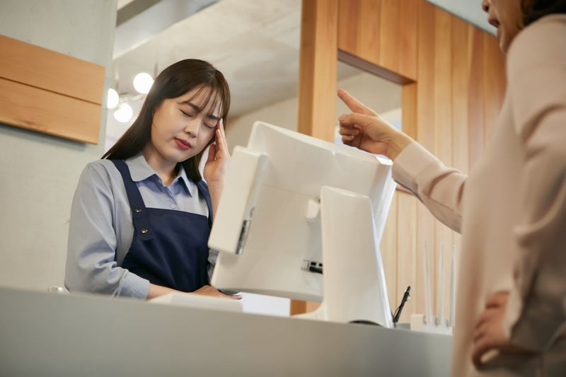 진상 단골손님에만 불친절한 알바생, 카페 사장은..