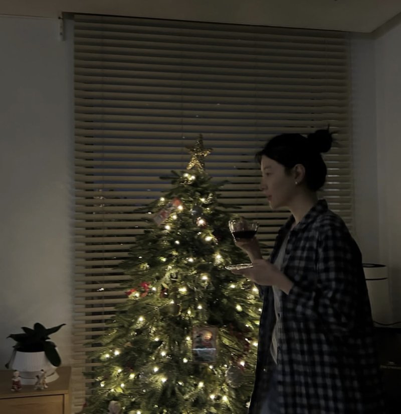 54세 이영애 크리스마스 만끽…20대인 줄