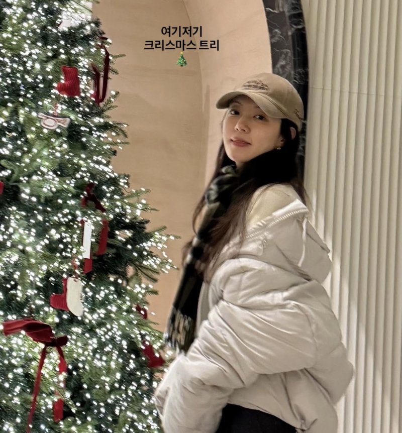 41세 박한별 트리 앞에서 활짝…나이 비껴간 미모