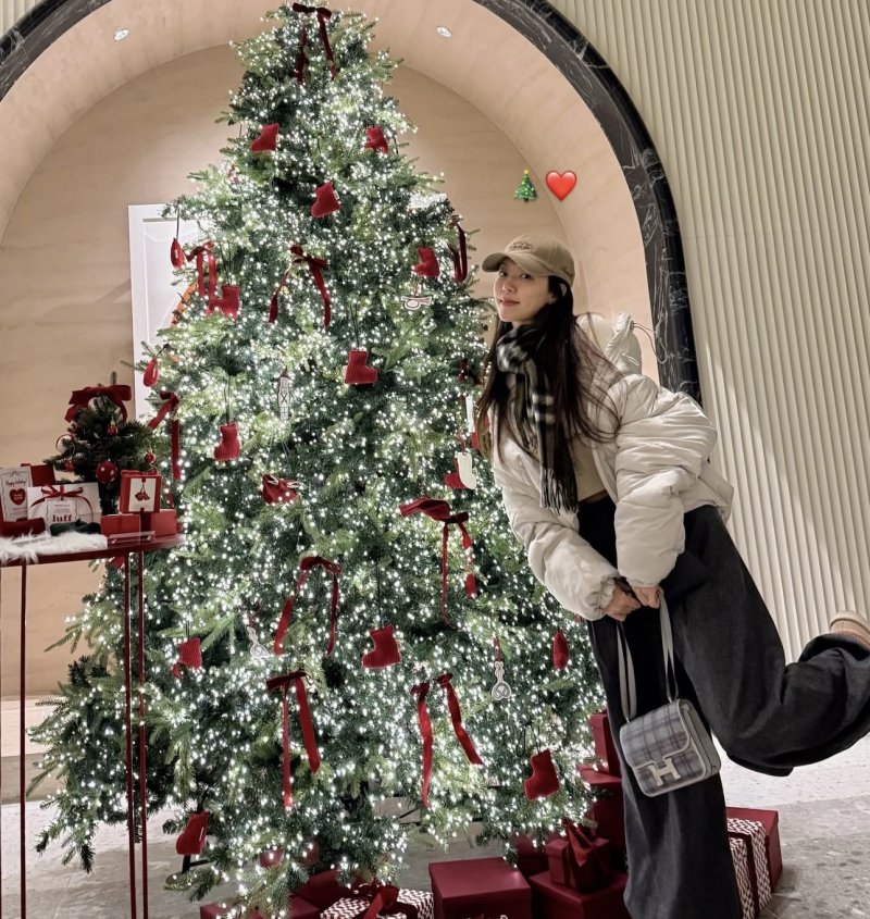 41세 박한별 트리 앞에서 활짝…나이 비껴간 미모