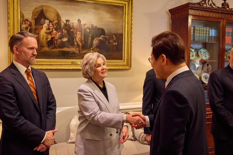 [워싱턴=뉴시스] 고범준 기자 = 이재명 대통령이 지난 8월 25일(현지 시간) 미국 워싱턴 DC 백악관에서 열린 한미 정상회담에 앞서 수지 와일스 백악관 비서실장과 악수를 하고 있다. (공동취재) 2025.12.17. bjko@newsis.com