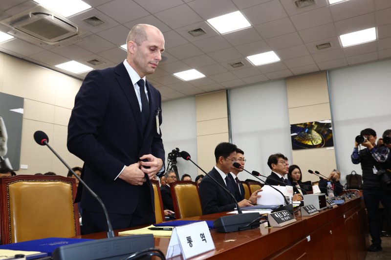 [서울=뉴시스] 김명년 기자 = 해롤드 로저스 쿠팡 임시 대표가 17일 오전 서울 여의도 국회 과학기술정보방송통신위원회 전체회의에서 열린 쿠팡 침해사고 관련 청문회에서 인사하고 있다. 2025.12.17. kmn@newsis.com