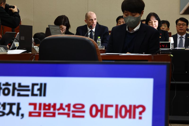 [서울=뉴시스] 김명년 기자 = 해롤드 로저스 쿠팡 임시 대표가 17일 오전 서울 여의도 국회 과학기술정보방송통신위원회 전체회의에서 열린 쿠팡 침해사고 관련 청문회에 참석해 있다.. 2025.12.17. kmn@newsis.com