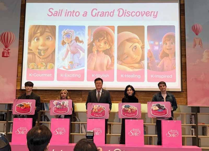 17일 오전 서울 명동 '커뮤니티하우스 마실'에서 열린 '2026 코리아그랜드세일' 개막식에 참석한 김대현 문화체육관광부 제2차관(왼쪽에서 세번째)과 이부진 한국방문의해위원회 위원장 ⓒ News1 윤슬빈 관광전문기자